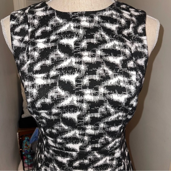 Calvin Kline. Women’s Sleeveless Dress Exposed Back Zipper Black And White Sz 4 - Picture 5 of 5
